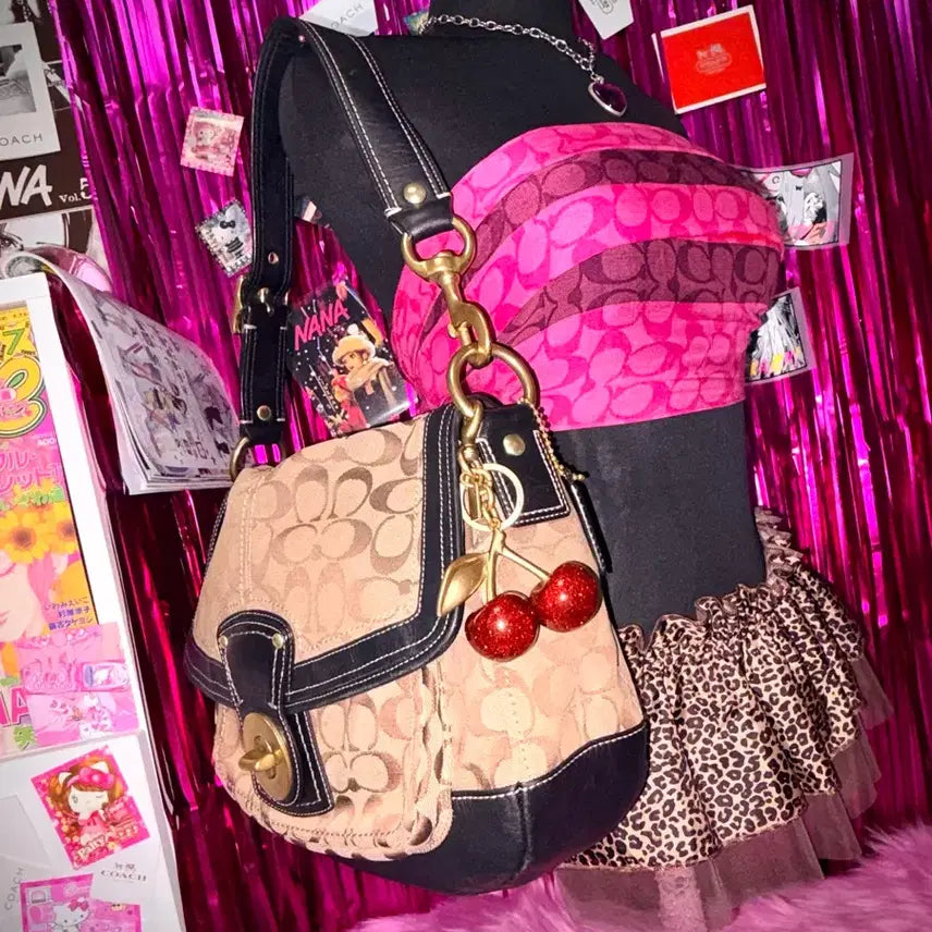 [BUNJANG] Coach Legacy Signature Turnlock Flap Shoulder Bag / 유니크) Coach 코치 레거시 시그니처 턴락플랩 숄더백