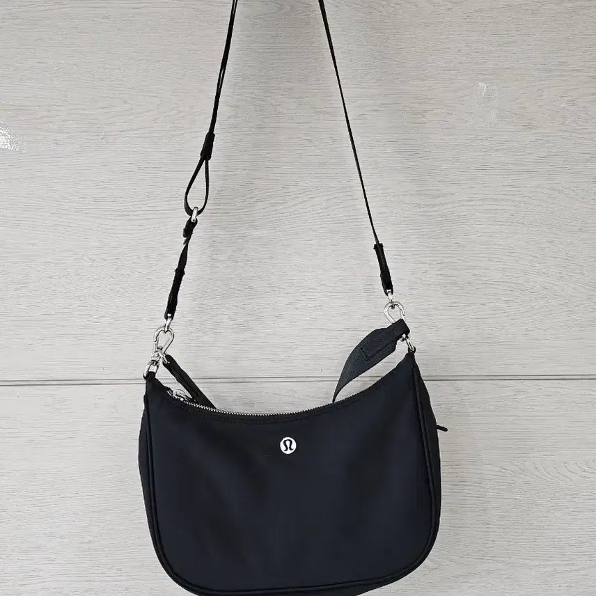 [BUNJANG] Lululemon City Essential Small Shoulder Bag / 룰루레몬 시티 에센셜 스몰 숄더백