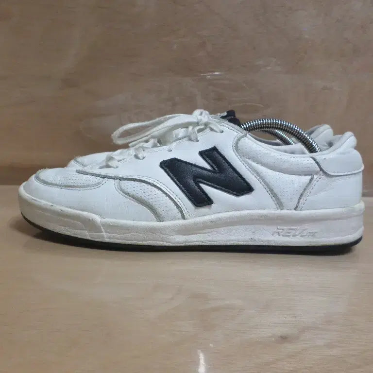 [BUNJANG] New Balance 300 White Sneakers / 후루룩구제3 275 뉴발란스 300 화이트 운동화 260731