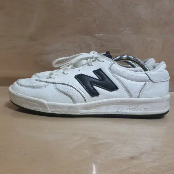 [BUNJANG] New Balance 300 White Sneakers / 후루룩구제3 275 뉴발란스 300 화이트 운동화 260731