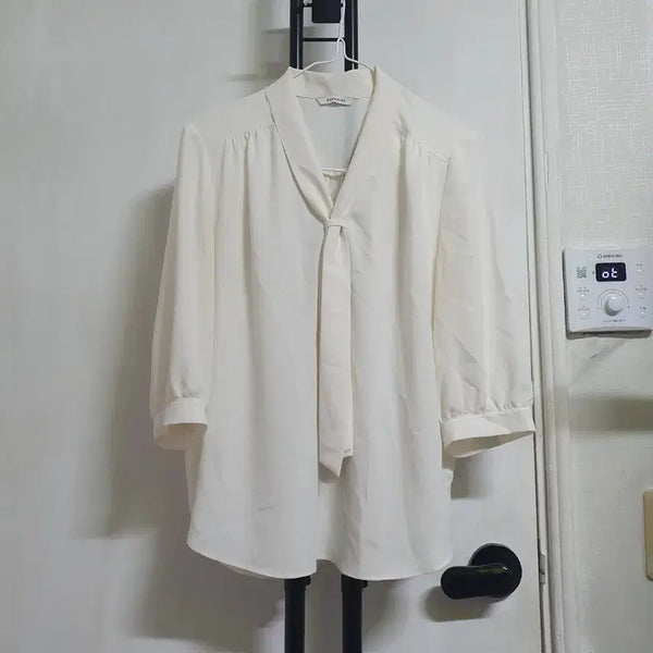[BUNJANG] She's Miss Summer V-Neck Blouse Ivory Size 66 / 쉬즈미스 여름 블라우스 브이넥 여성66 아이보리