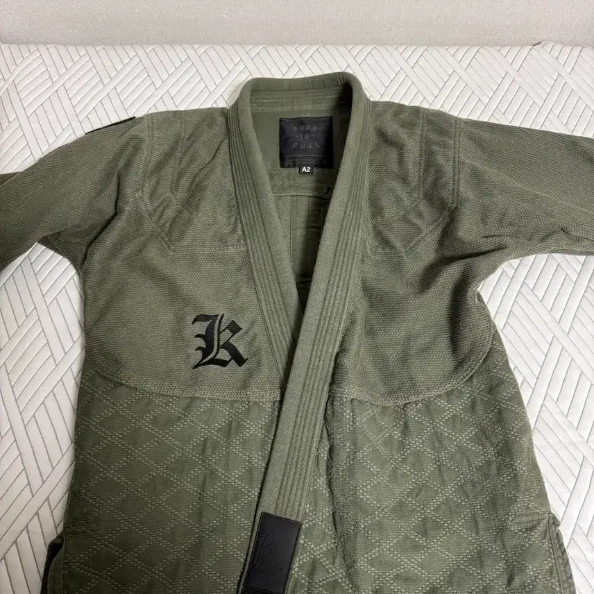 [BUNJANG] Kings Born To Rule Khaki A2 Bag / 킹즈 본투룰 카키 A2