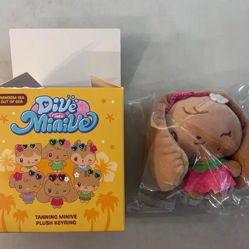 [BUNJANG] IVE Jang Wonyoung Tanning Mini-B Plush Keychain Cherry / 아이브 장원영 태닝 미니브 플러시 키링 체리 양도