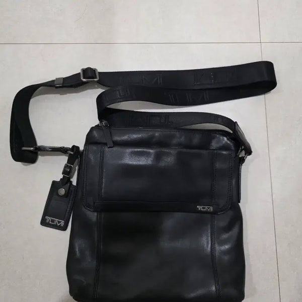 [BUNJANG] Tumi Leather Crossbody Bag / 투미 레더 크로스백