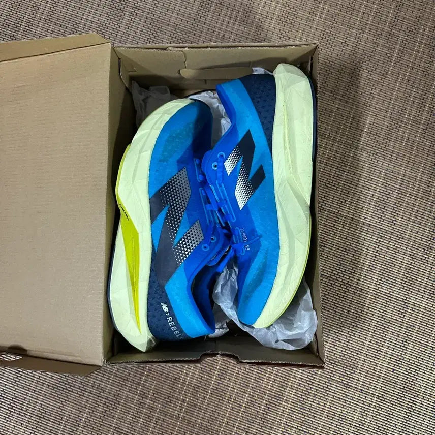 [BUNJANG] New Balance FuelCell Rebel v4 Blue Light 280 D Standard / [280] 뉴발란스 퓨어셀 레벨 v4 블루 라임라이트 - D 스탠다드