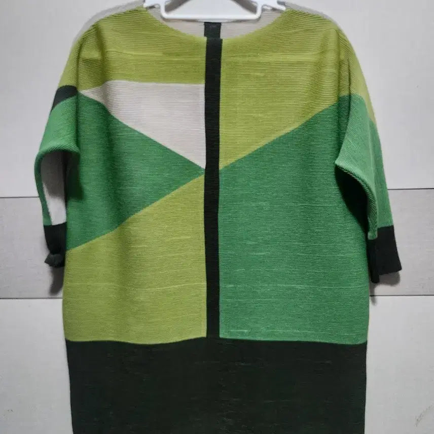 [BUNJANG] Pleated Color-Block Short-Sleeve Blouse / 플리츠 배색 반팔 블라우스