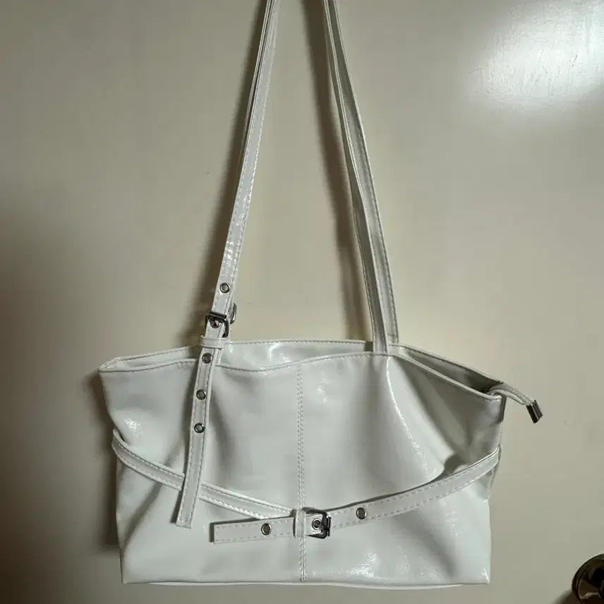 [BUNJANG] Ivory Glossy Handbag / 새상품) 아이보리 유광 가방