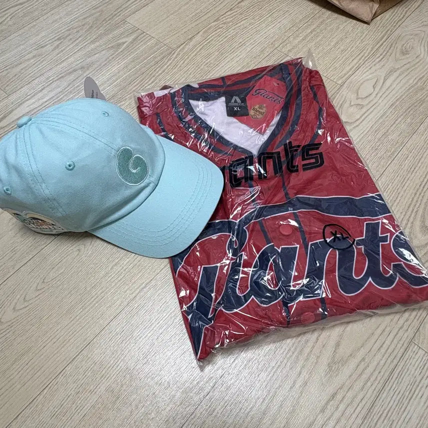 [BUNJANG] Lotte Giants Bonobono Ball Cap (Mint) & Dongbaek Uniform Bundle Set / 롯데자이언츠 보노보노 볼캡 민트,동백 유니폼 새상품 일괄판매