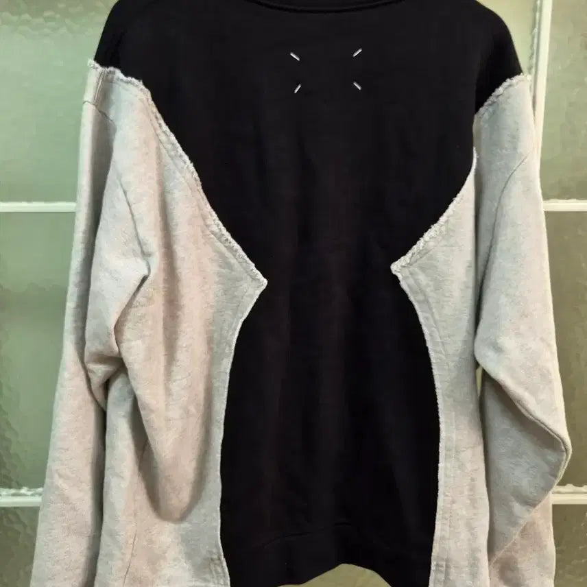 [BUNJANG] Maison Margiela Replica Sweatshirt Black/Gray / 메종 마르지엘라 레플리카 스웨트셔츠 블랙/그레이