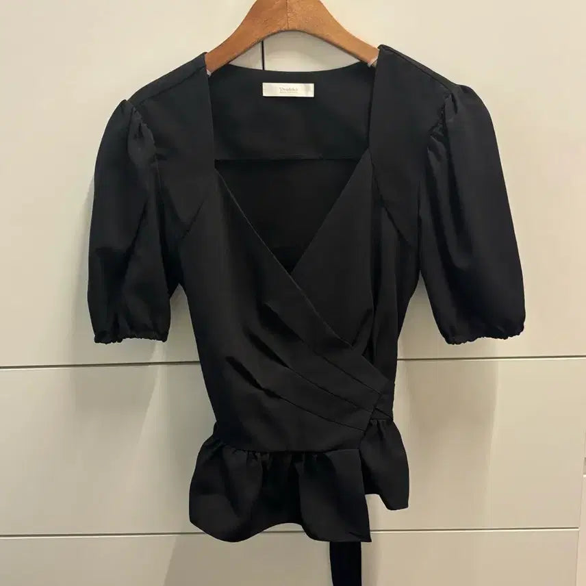 [BUNJANG] Black Wrap Short Sleeve Blouse / 블랙 랩 반팔 블라우스