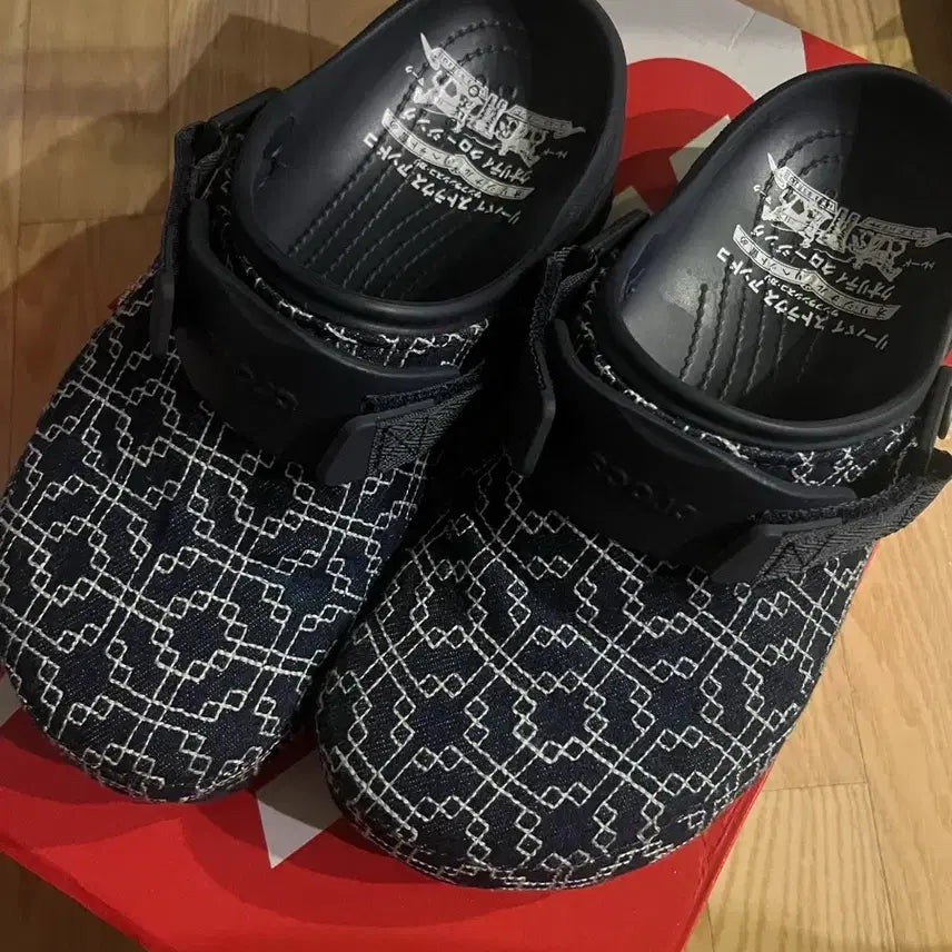 [BUNJANG] Crocs x Levi's All Terrain Clog Navy / 크록스 x 리바이스 올 터레인 클로그 네이비