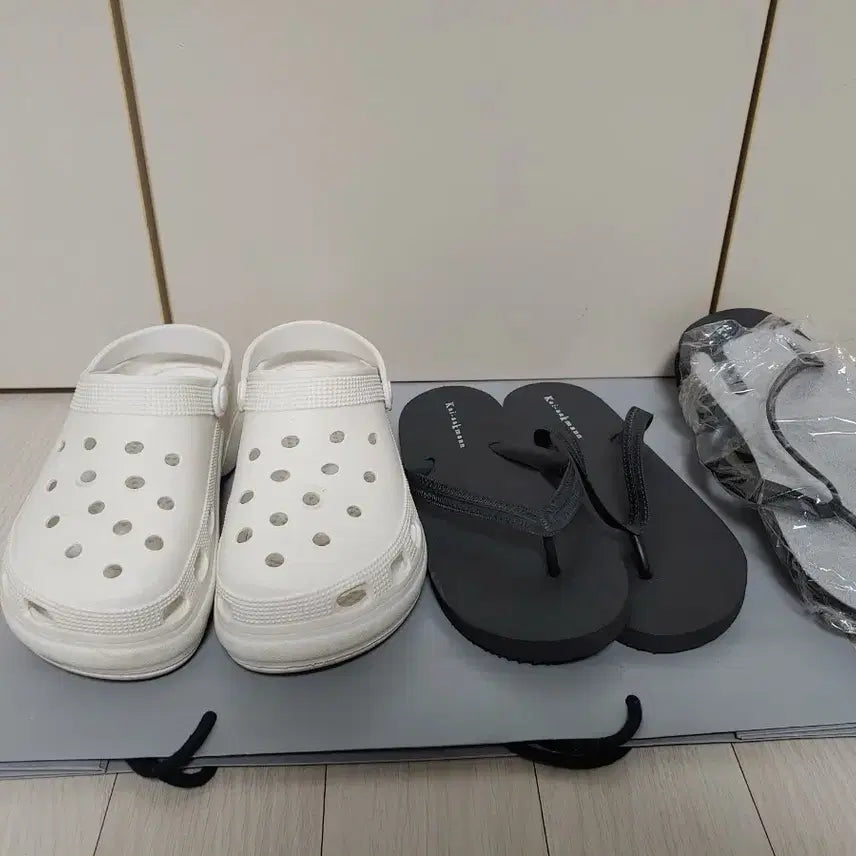 [BUNJANG] 3 Pairs of Sandals: White Clogs & Black Flip-Flops / 화이트 클로그 샌들 슬리퍼 와블랙 쪼리샌들 2개 합 3켤레