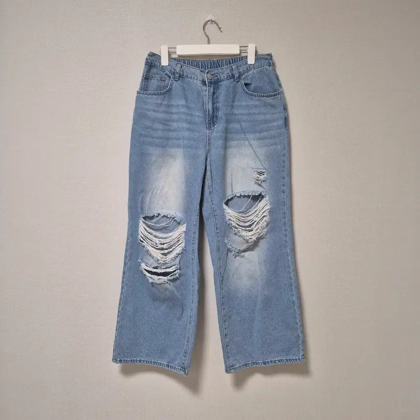 [BUNJANG] High Waist Distressed Denim Jeans with Back Elastic Waistband (XL, Sizes 88-99) / 새상품!! 연청 데미지진 찢어진 청바지 뒷밴딩 XL 88~99사이즈 빅사이즈