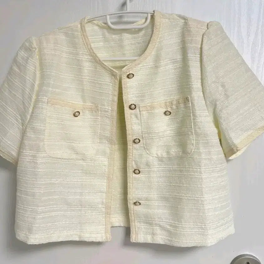 [BUNJANG] Cream Tweed Jacket with Gold Button and Pocket Accents / 크림색(옅은노랑빛띠는 트위드 자켓)