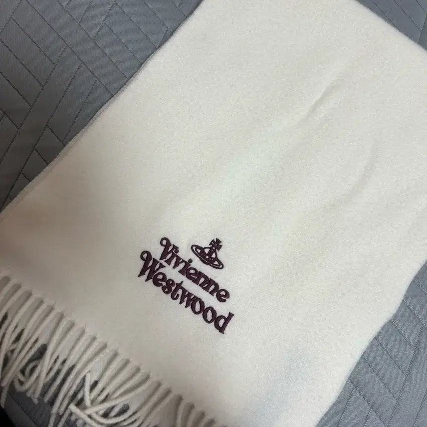 [BUNJANG] Vivienne Westwood Embroidered Logo Scarf White / 비비안웨스트우드 비비안 자수 로고 머플러 화이트 목도리