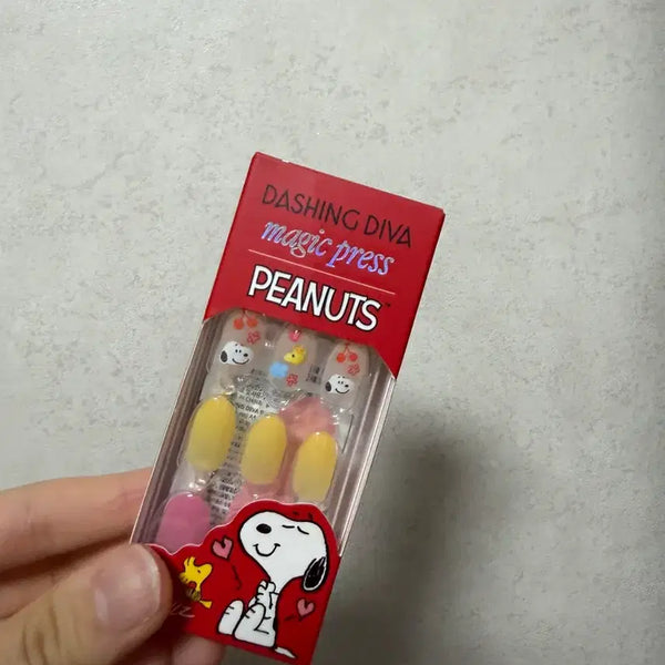 [BUNJANG] Dashing Diva Magic Press x Peanuts Snoopy Nail Kit / 대싱디바 매직프레스 피너츠 스누피 (4-5개 정도 사용)