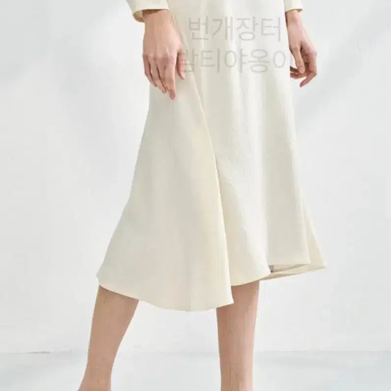 [BUNJANG] LATT by HANSOME 23SS Asymmetrical Slit Silky Flare Long Skirt / 한섬 래트 LATT 23ss 언발란스 슬릿 실키 스커트 새틴느낌 a라인 플레어 롱치마 훌 햅번 아이보리 래트바이티
