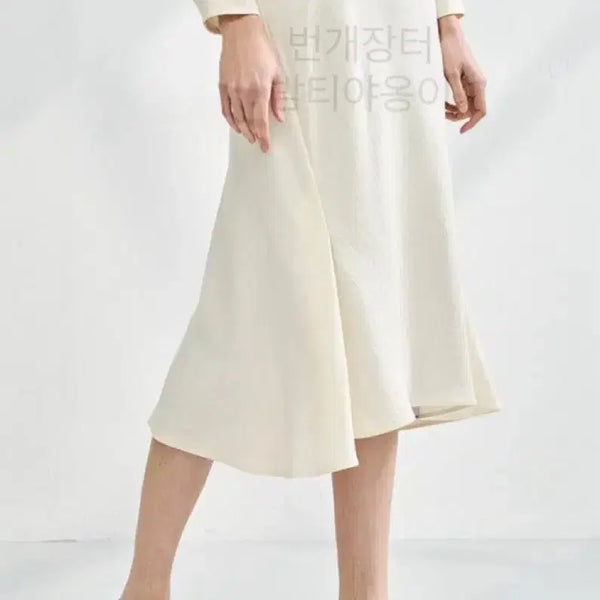 [BUNJANG] LATT by HANSOME 23SS Asymmetrical Slit Silky Flare Long Skirt / 한섬 래트 LATT 23ss 언발란스 슬릿 실키 스커트 새틴느낌 a라인 플레어 롱치마 훌 햅번 아이보리 래트바이티