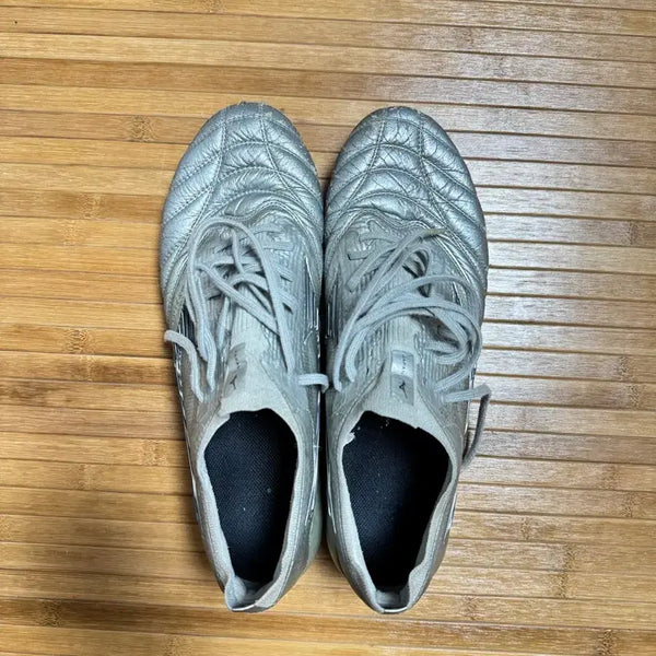 [BUNJANG] Mizuno Soccer Cleats (Silver) / 미즈노 축구화 실버