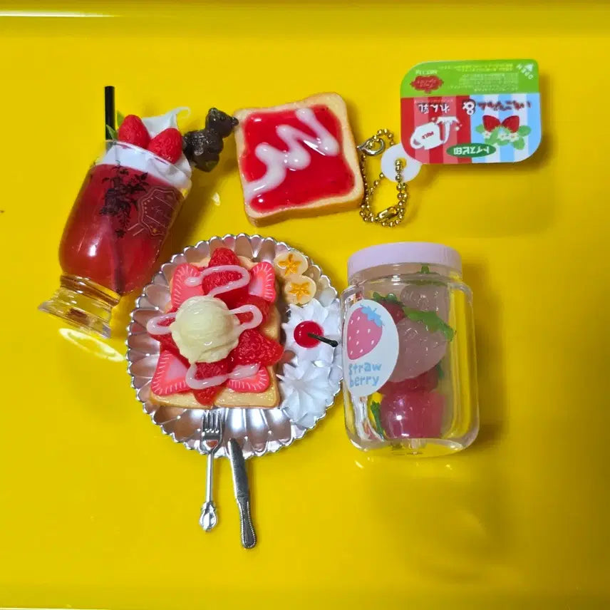 [BUNJANG] Strawberry Toast Gacha, Strawberry Parfait Gacha, Strawberry Fruit Gacha Charm Bundle Set / 딸기토스트가챠   딸기 파르페 가챠 딸기 과일 가챠 키링 일괄