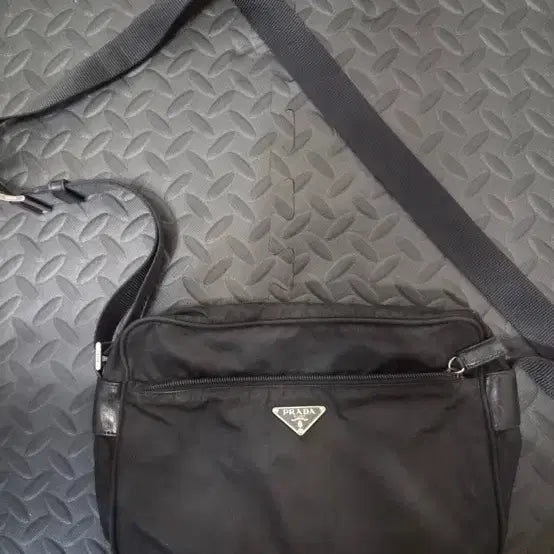 [BUNJANG] Prada Triangle Logo Nylon Crossbody Bag Black / 프라다 삼각로고 나일론 크로스백 블랙