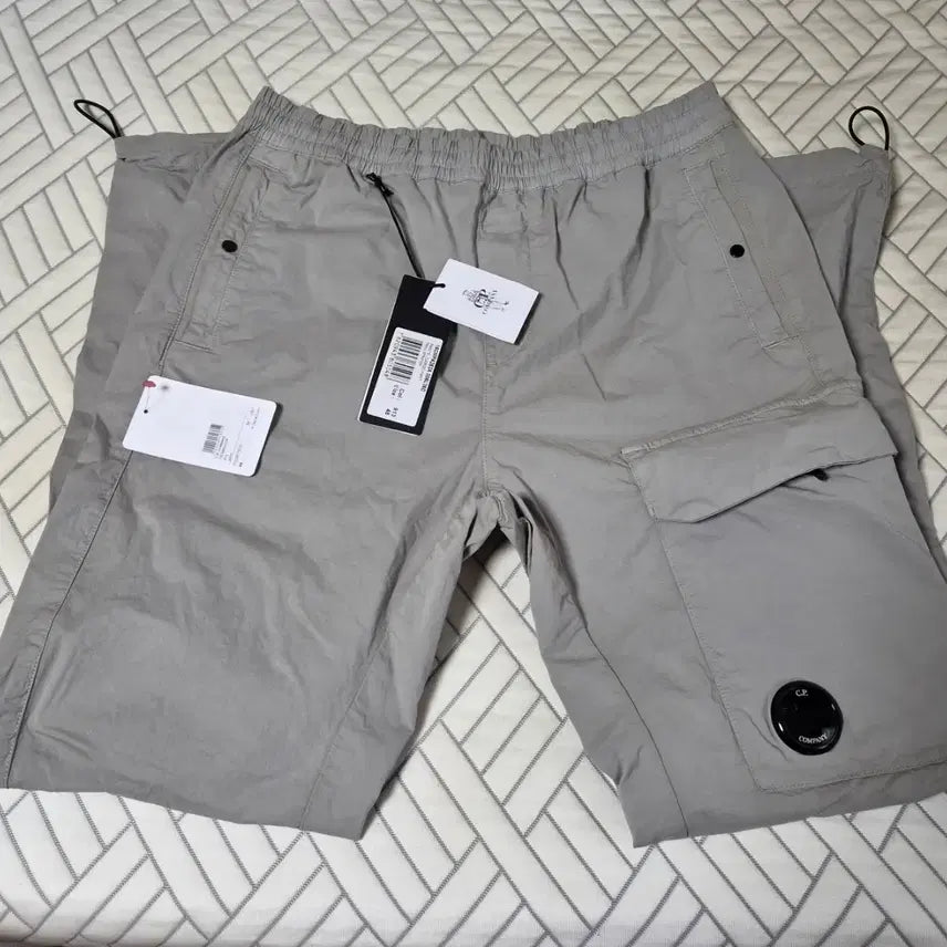 [BUNJANG] C.P. Company Lens Applique Twill Utility Cargo Pants / CP컴퍼니 렌즈와펜 트윌 유틸리티 카고팬츠