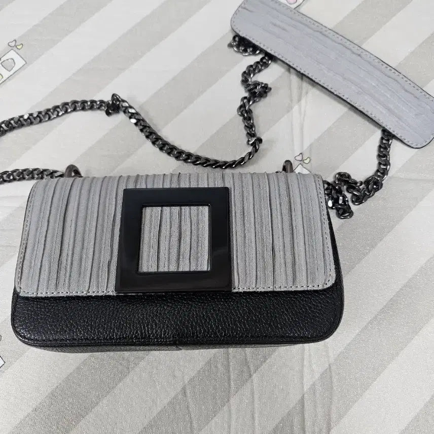 [BUNJANG] Two-Tone Mini Chain Bag (Black/Gray) / 투톤 미니 체인백 (블랙/그레이)