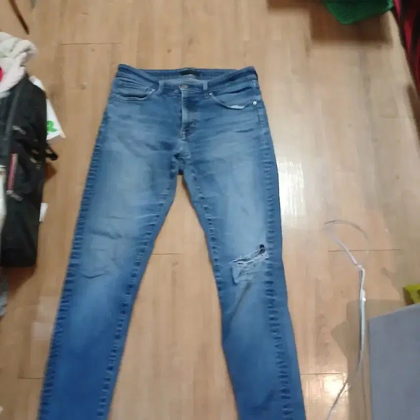 [BUNJANG] Uniqlo Slim Fit Jeans with Ripped Detail (Size 31) / 유니클로 청바지/31
