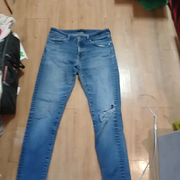 [BUNJANG] Uniqlo Slim Fit Jeans with Ripped Detail (Size 31) / 유니클로 청바지/31