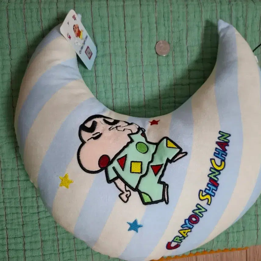 [BUNJANG] Crayon Shin-chan Crescent Moon Cushion / 짱구는못말려 크레용 신짱 초승달 쿠션