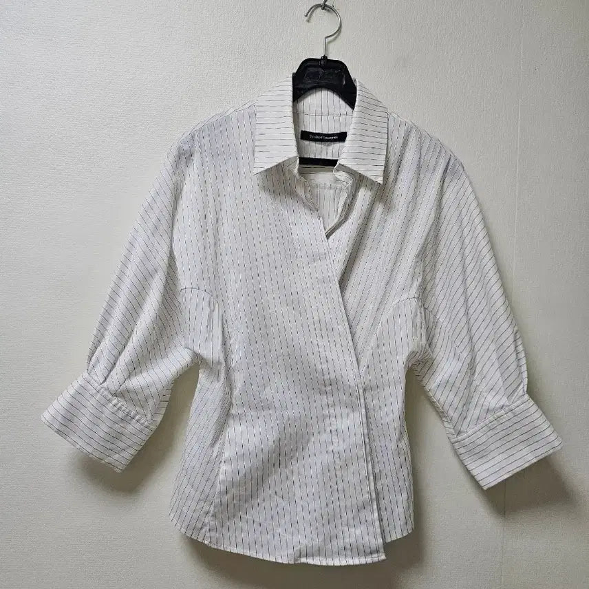 [BUNJANG] The Izzat Collection Striped Wrap Blouse / 더 아이잗 컬렉션 스트라이프 랩 블라우스 85