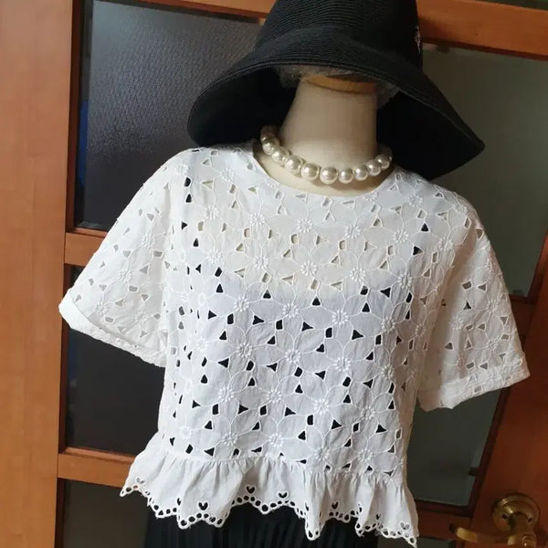 [BUNJANG] Eyelet Flower Lace Crop Blouse / (새제품)아이렛 플라워 레이스 크롭 블라우스