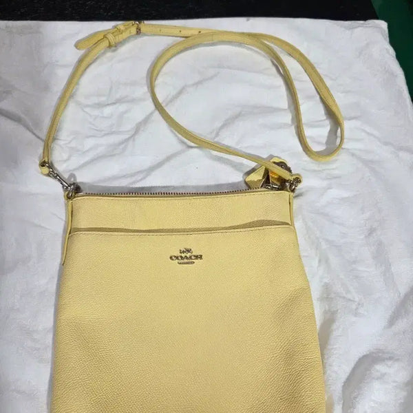 [BUNJANG] Coach Yellow Leather Crossbody Bag / 코치 옐로우 가죽 크로스백