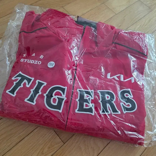 [BUNJANG] Kia Tigers IAB STUDIO 09 Spring/Autumn Jumper Size 105 / 기아타이거즈 IAB STUDIO 09 춘추점퍼 105 새상품