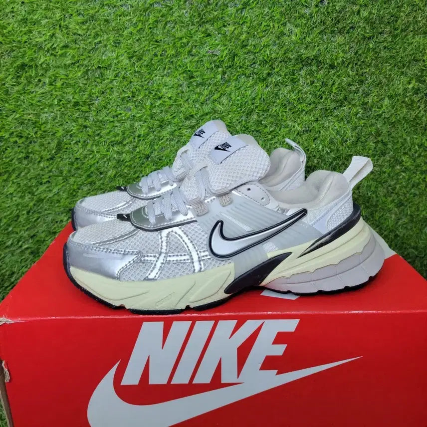 [BUNJANG] Nike V2K Running Shoes (US 6) / 나이키 V2K 운동화 (230)