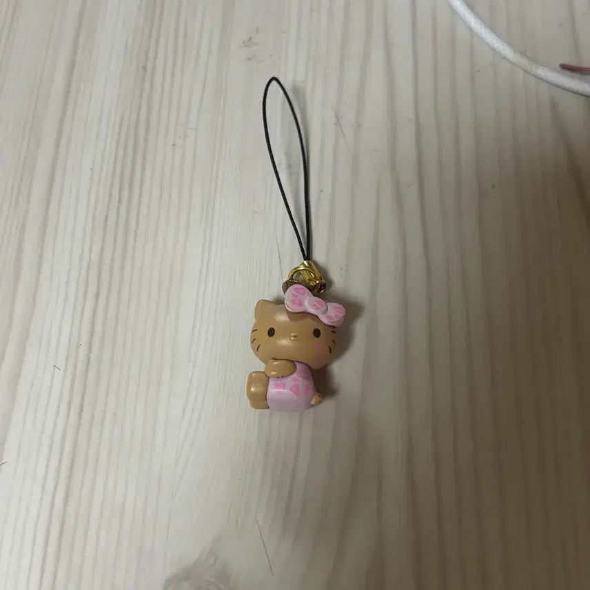 [BUNJANG] Sanrio Tanning Hello Kitty Keychain Random / 산리오 태닝 키티 키링 랜덤
