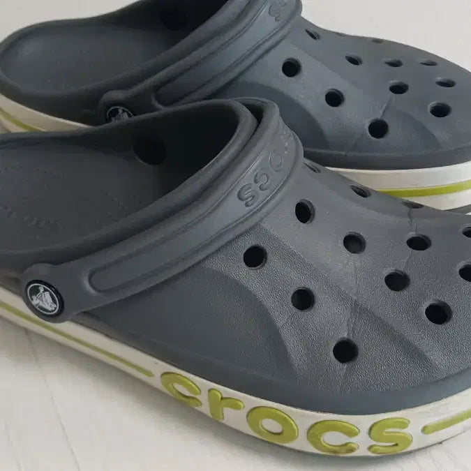 [BUNJANG] Crocs Sandals Grey/Fluorescent / 크록스 샌들 그레이/형광   8  /  10  // 260