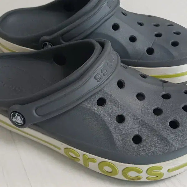 [BUNJANG] Crocs Sandals Grey/Fluorescent / 크록스 샌들 그레이/형광   8  /  10  // 260
