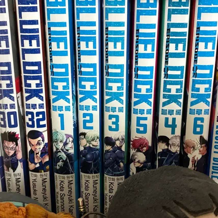 [BUNJANG] Blue Lock Manga Volumes 1-6, 29-30, 32 & Character Book / 블루록 만화책 판매