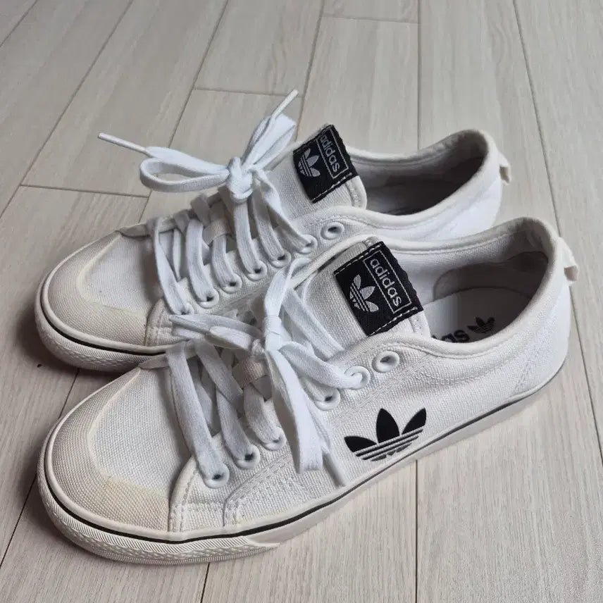 [BUNJANG] Adidas Nizza Trefoil HQ6940 Sneakers / 아디다스 스니커즈 니짜 트레포일 HQ6940 운동화 사이즈260스니커즈/남녀공용/로우탑/색상: 화이트여러 중고사이트에도 같이 판매하고 있어서 삭제되면 팔린거에요~화이트 색