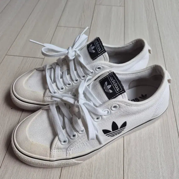 [BUNJANG] Adidas Nizza Trefoil HQ6940 Sneakers / 아디다스 스니커즈 니짜 트레포일 HQ6940 운동화 사이즈260스니커즈/남녀공용/로우탑/색상: 화이트여러 중고사이트에도 같이 판매하고 있어서 삭제되면 팔린거에요~화이트 색