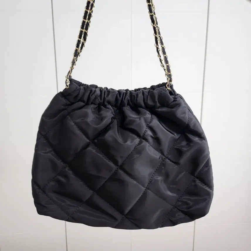 [BUNJANG] Black Quilted Padded Chain Shoulder Bag / 블랙 퀼팅 패딩 체인 숄더백