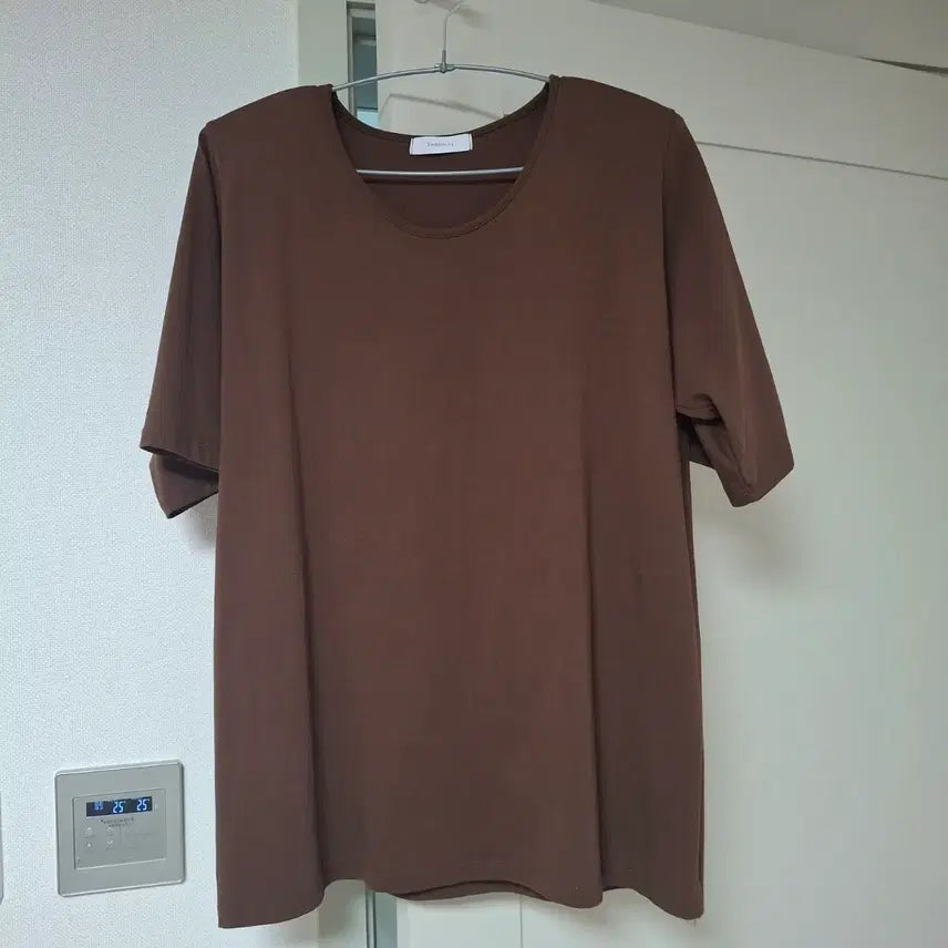 [BUNJANG] Bel201 Something U-Neck Simple Padded T-Shirt (Brown) / 벨201 썸씽 유넥 심플 패드 티셔츠(브라운)