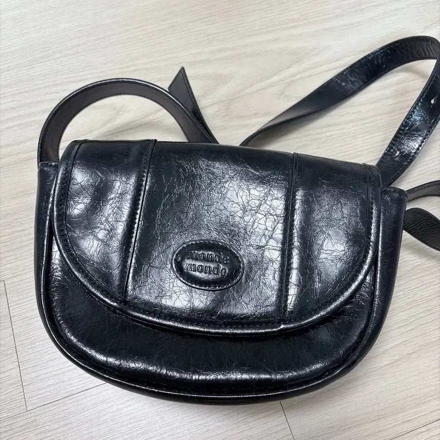 [BUNJANG] Monde Monde Half Moon Crossbody Bag (Cowhide) Black / 몽드몽드 하프문 크로스백 블랙 (소가죽)