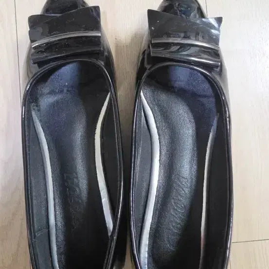 [BUNJANG] Black Patent Ribbon Flats - Size 245 / 블랙 페이던트 리본 플랫슈즈 245