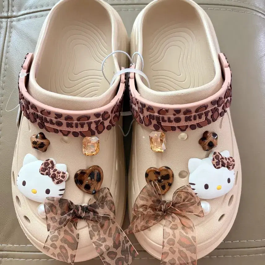 [BUNJANG] Hello Kitty Leopard Print Crocs Sandals / 키티 호피 크록스