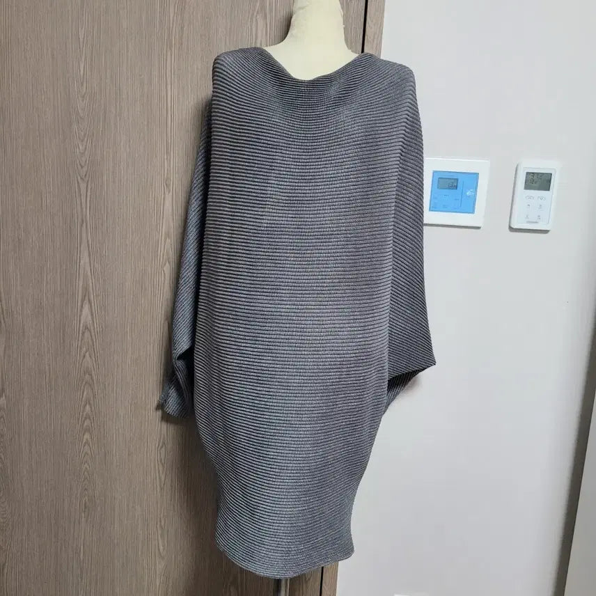 [BUNJANG] Spechio Pleats Oversized Batwing Long Blouse - Grey (M) / 스피치오 플리츠  오버핏 롱 블라우스 그레이  가오리핏  M