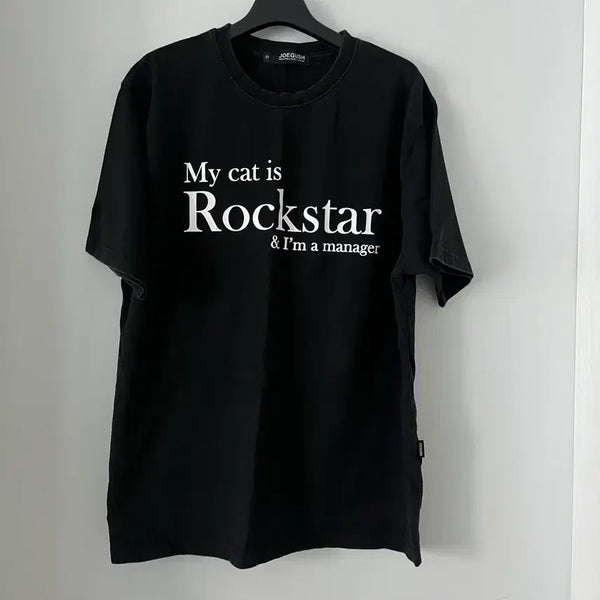 [BUNJANG] JOEGUSH "My cat is Rockstar & I'm a manager" T-Shirt (Black) / JOEGUSH(조거쉬) "My cat is Rockstar & I'm a manager" 반팔 티셔츠 (블랙)