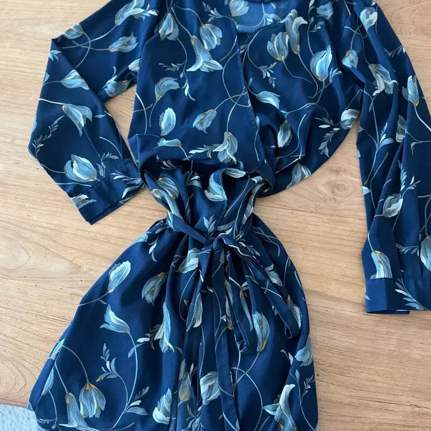 [BUNJANG] Navy Floral Wrap Dress / 네이비 플로럴 패턴 랩 원피스