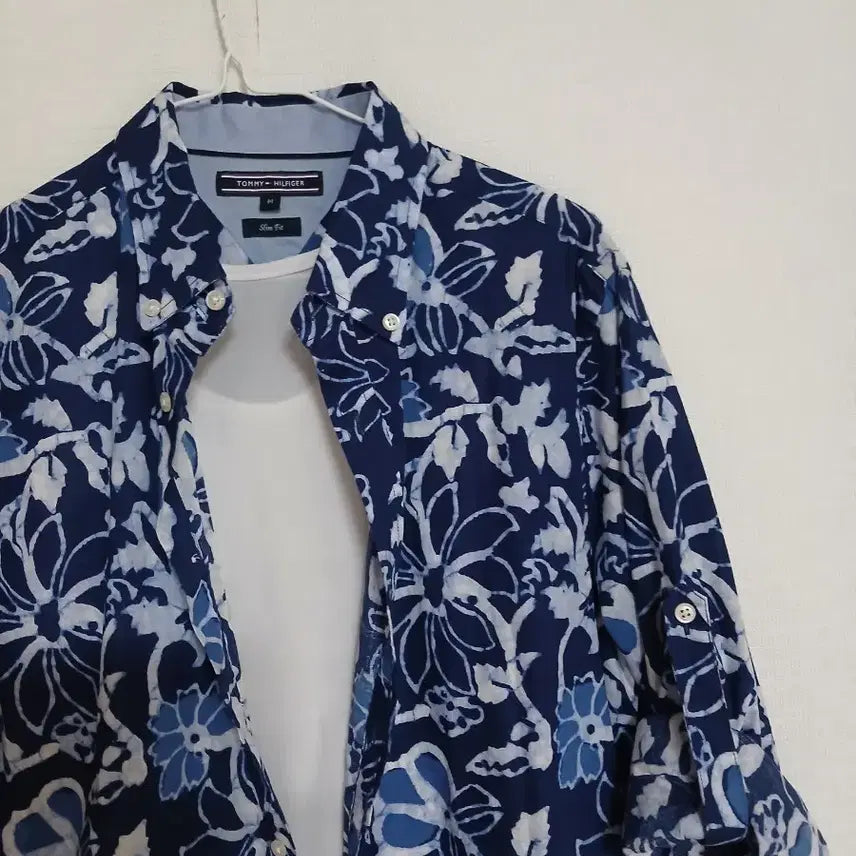 [BUNJANG] Tommy Hilfiger Slim Fit Navy Floral Pattern Shirt / 타미힐피거의 매력적인 플라워 패턴 셔츠예요슬림핏으로 나온 66 사이즈이며, 시원한 네이비 색상에 화사한 꽃무늬가 돋보여요단품으로도, 안에 흰색 티셔츠와 함께 레이어드해서 입기에